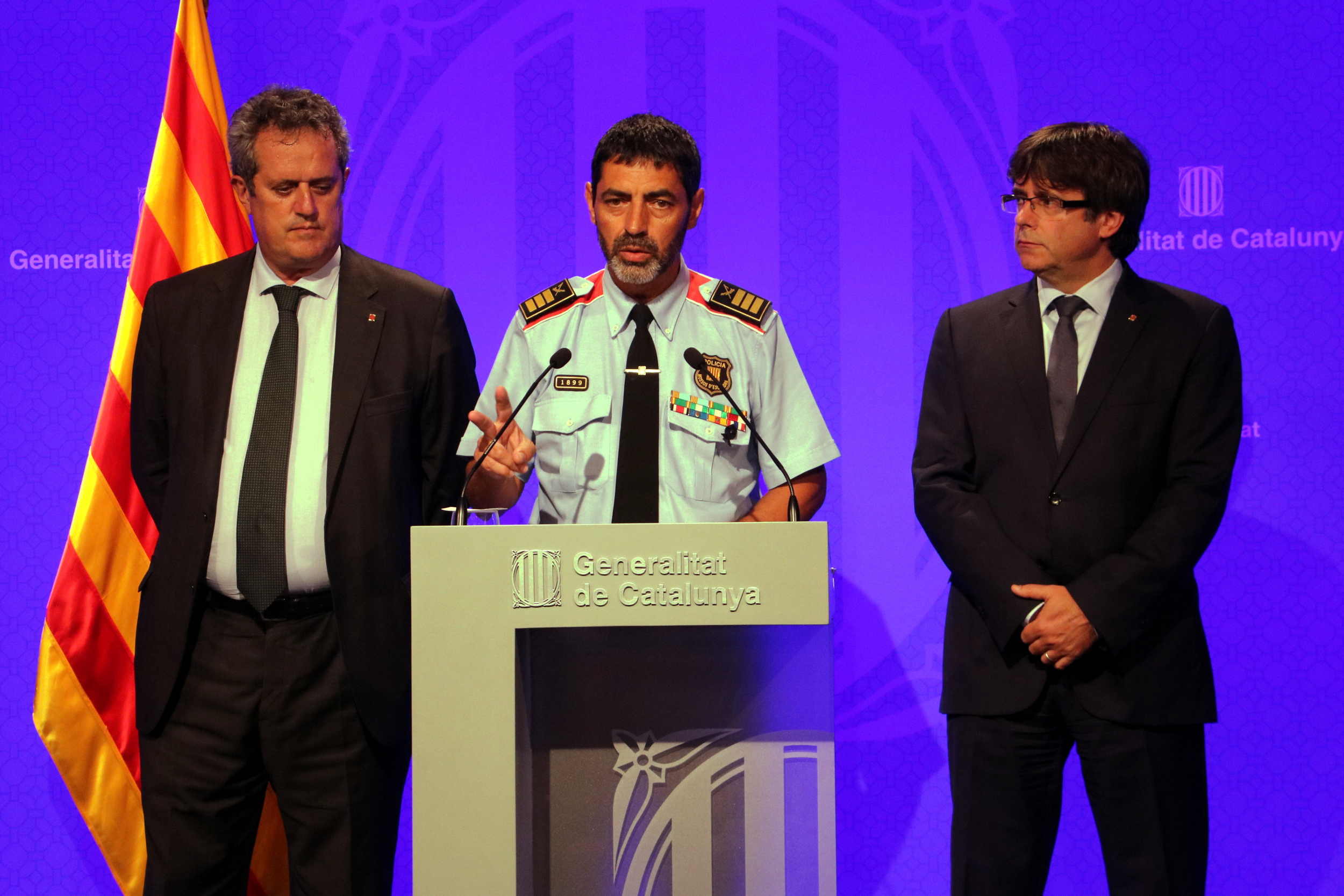 Former Catalan police chief Josep Lluís Trapero (center), former interior minister Joaquim Forn (left), and former Catalan president Carles Puigdemont (right) (by Pere Francesch)